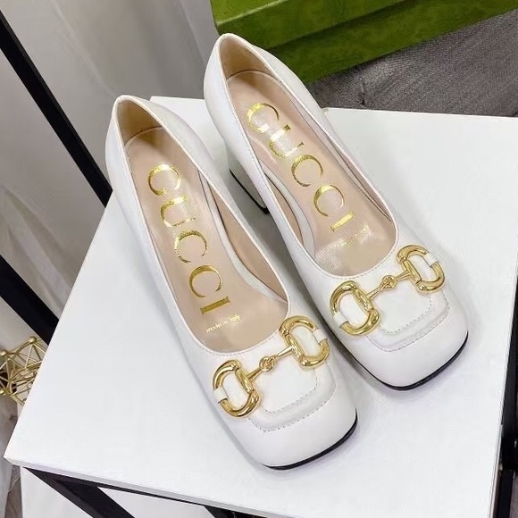 Gucci Women's White Leather Pumps with Gold Detail - Picture 1 of 1